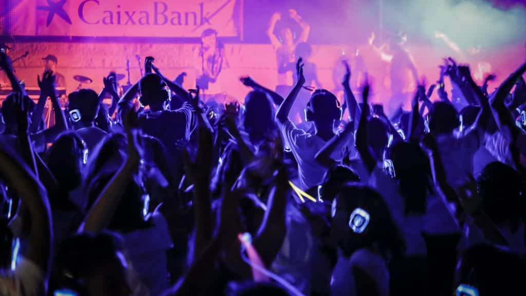 Invitados bailando con auriculares de silent disco