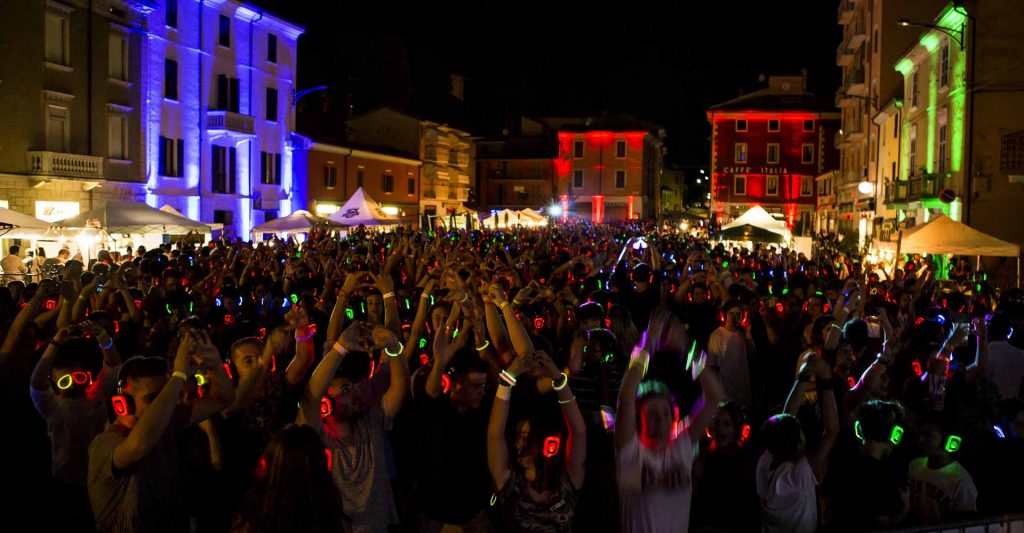 Invitados bailando con auriculares de silent disco