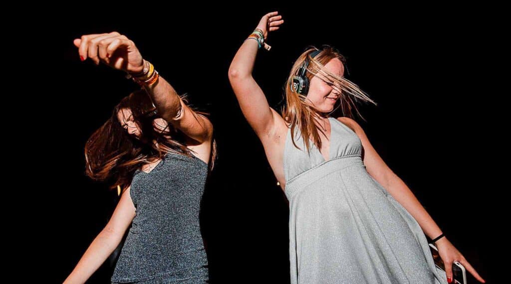 Invitados bailando con auriculares de silent disco
