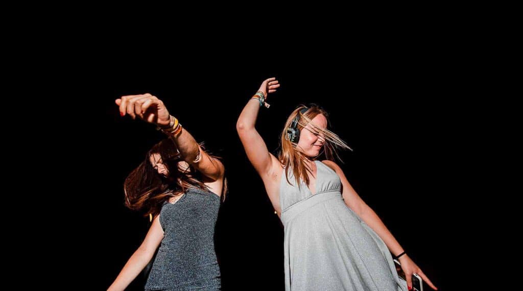 Invitados bailando con auriculares de silent disco iluminados